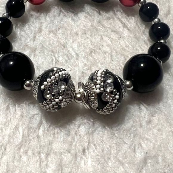 Black & Red Graduated Beads Rhinestone Silver Tone Spacers Bracelet - Picture 2 of 4